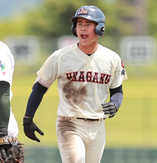浦和学院対専大松戸　3回表浦和学院無死一塁、右前打を放ちほえる吉田匠（撮影・野上伸悟）
