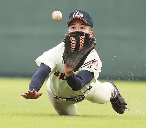 浦和学院対専大松戸　3回裏専大松戸1死一塁、奥田の右前打に飛び込む三奈木（撮影・野上伸悟）