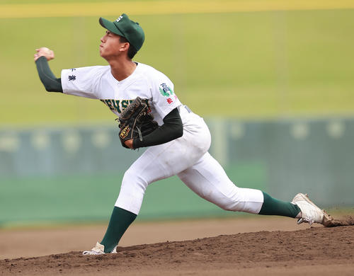 浦和学院対専大松戸　力投する専大松戸・深沢（撮影・野上伸悟）