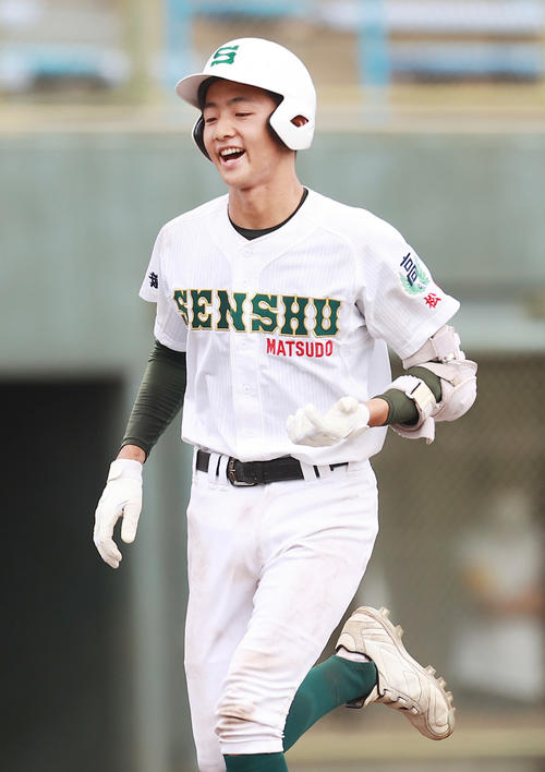 浦和学院対専大松戸　5回裏専大松戸1死一、二塁、左越え3点本塁打を放ち笑顔で本塁に向かう加藤（撮影・野上伸悟）