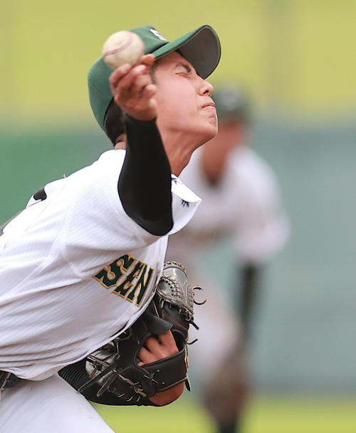 浦和学院対専大松戸　力投する専大松戸・深沢（撮影・野上伸悟）