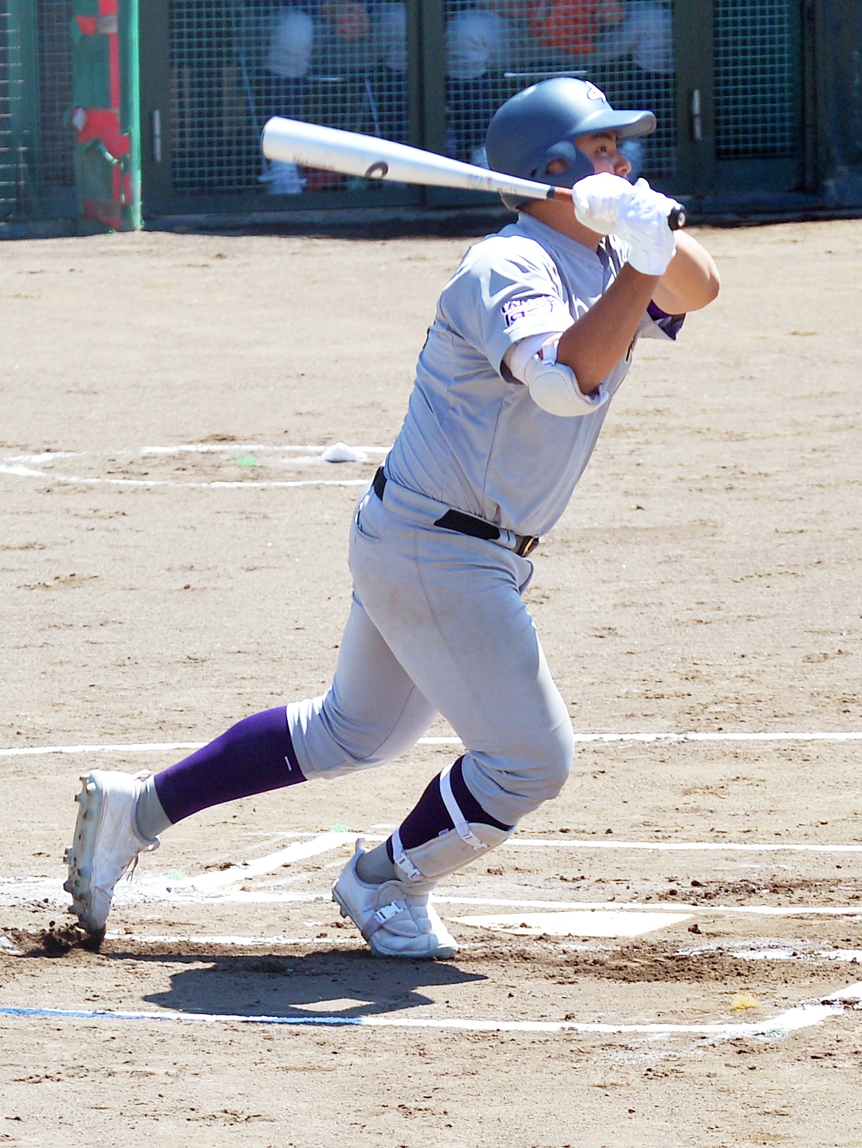 1回、右越え本塁打を放つ花巻東・佐々木麟太郎（2021年5月18日）