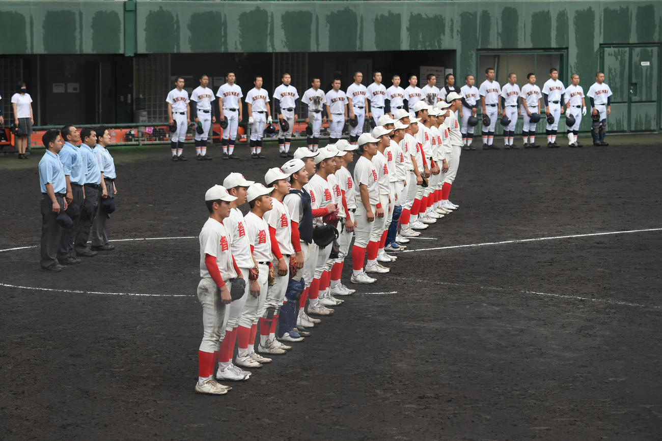 神港学園を破り校歌を歌う智弁和歌山ナイン（撮影・滝沢美穂子）