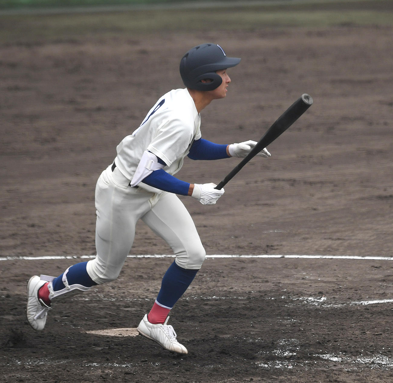 綾羽対大阪桐蔭　4回表無死一、三塁、中前適時打を放つ金城（撮影・滝沢美穂子）