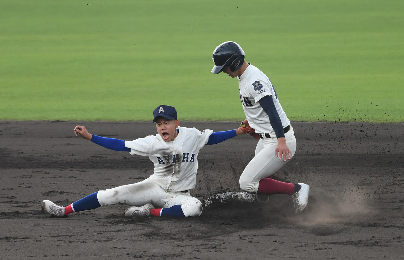 綾羽対大阪桐蔭　2回裏大阪桐蔭1死一、三塁、盗塁を決める石川。遊撃手北出（撮影・滝沢美穂子）