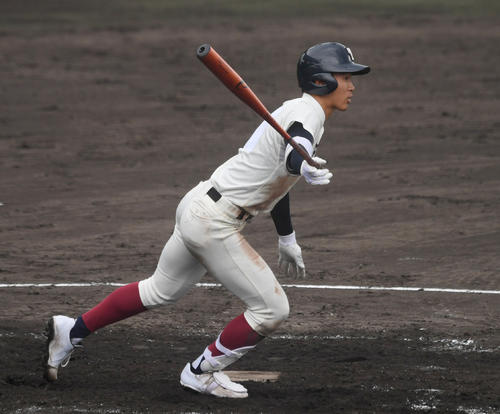 綾羽対大阪桐蔭　3回裏大阪桐蔭2死二塁、右前適時打を放つ野間（撮影・滝沢美穂子）