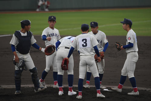 綾羽対大阪桐蔭　2回裏大阪桐蔭　マウンドに集まる綾羽ナイン（撮影・滝沢美穂子）