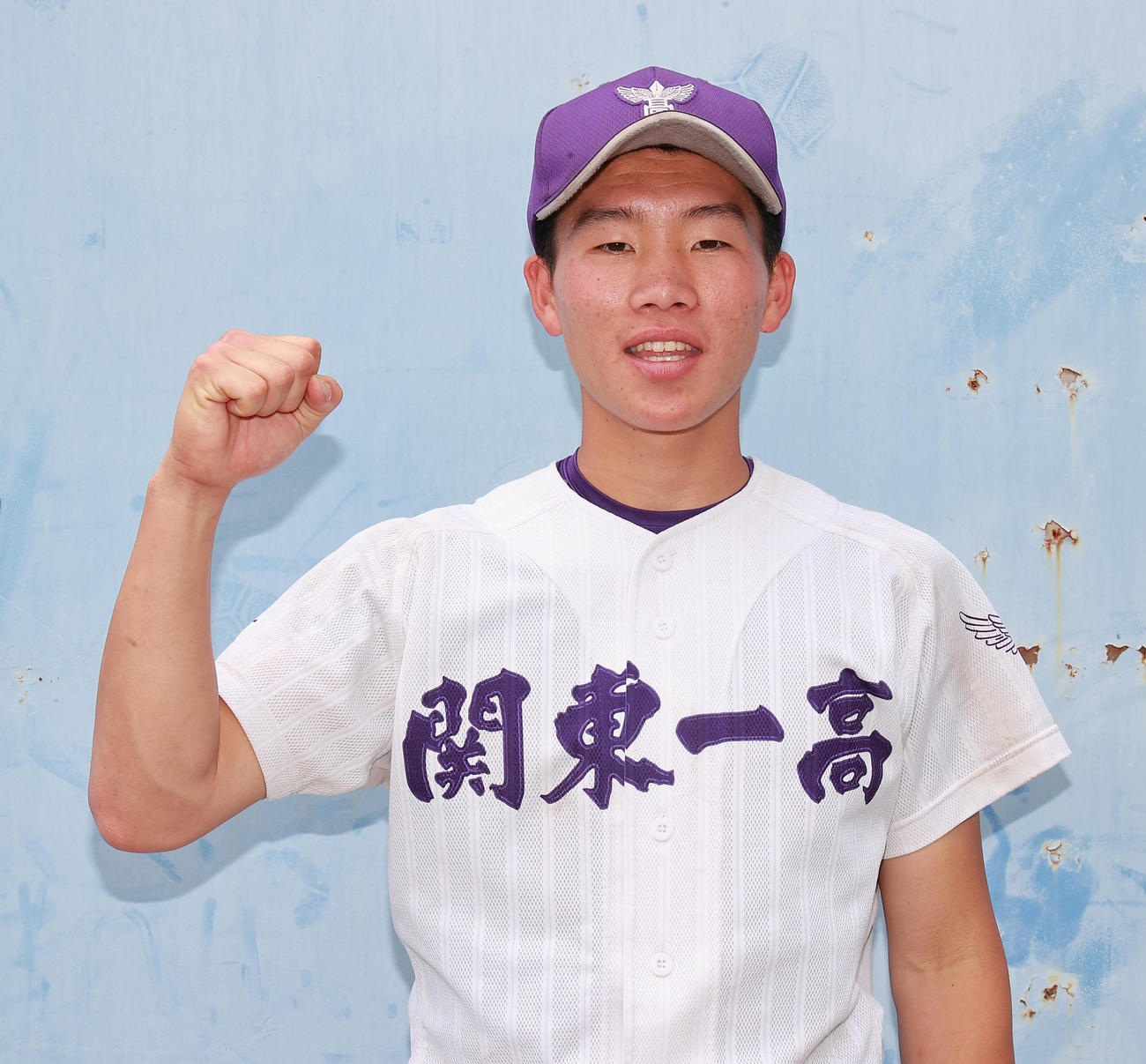 常総学院対関東第一　サヨナラ打を放った関東第一・染谷は、笑顔でガッツポーズ（撮影・野上伸悟）