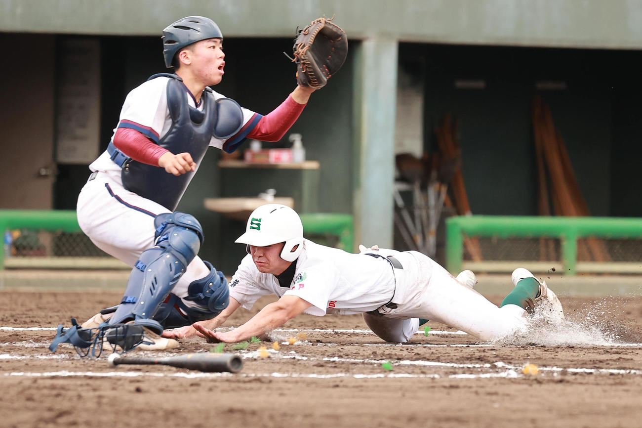 桐光学園対専大松戸　10回裏専大松戸1死一、三塁、山口のスクイズでサヨナラの生還を果たす吉岡（撮影・野上伸悟）