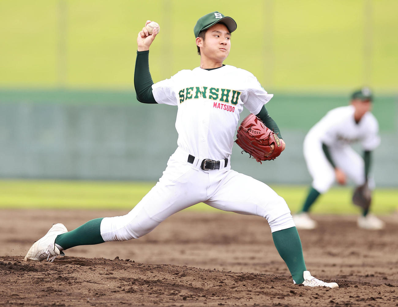 桐光学園対専大松戸　力投する専大松戸先発の岡本（撮影・野上伸悟）