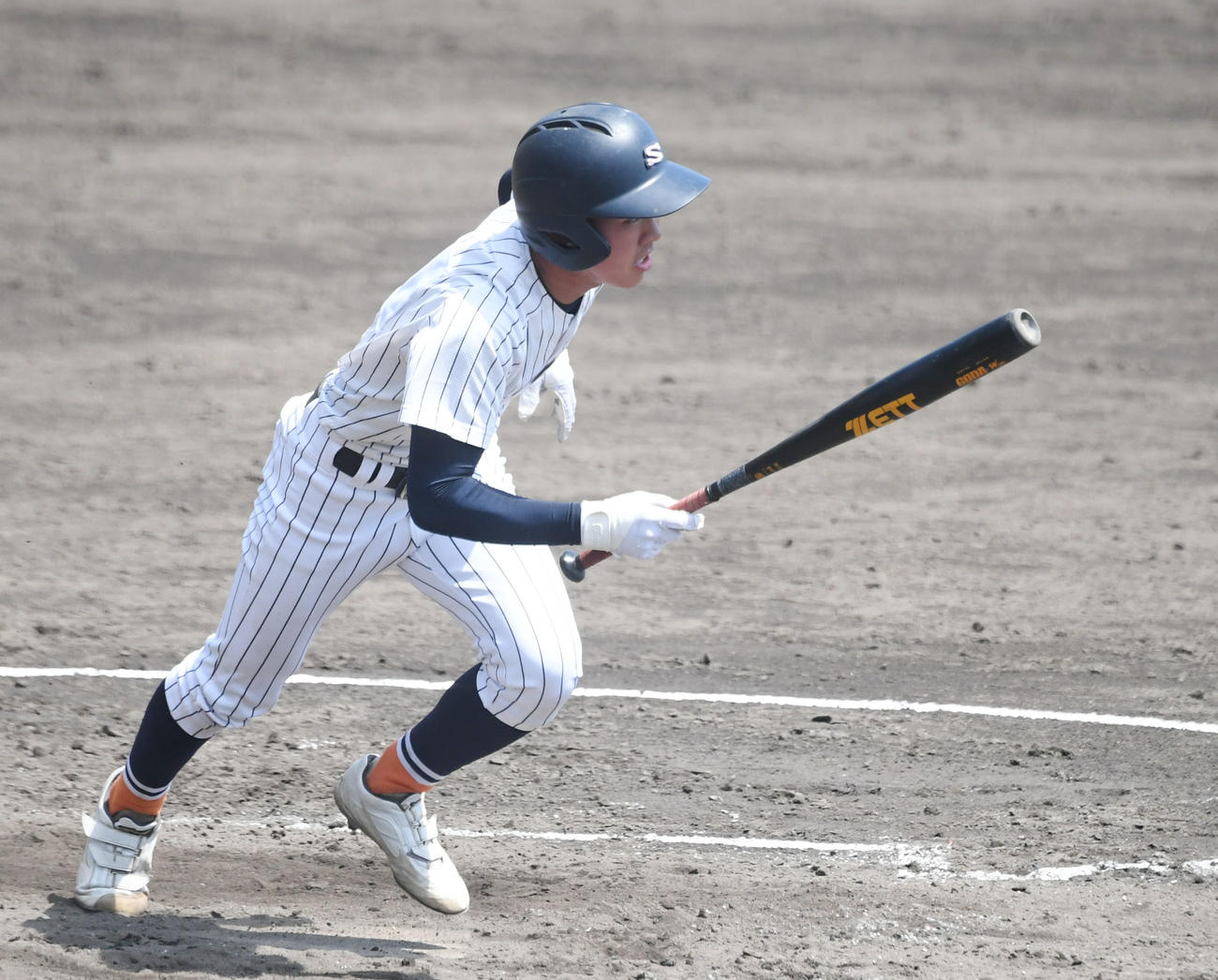 智弁学園対滋賀学園　滋賀学園3回裏2死一塁、中前二塁打を放つ川東（撮影・滝沢美穂子）