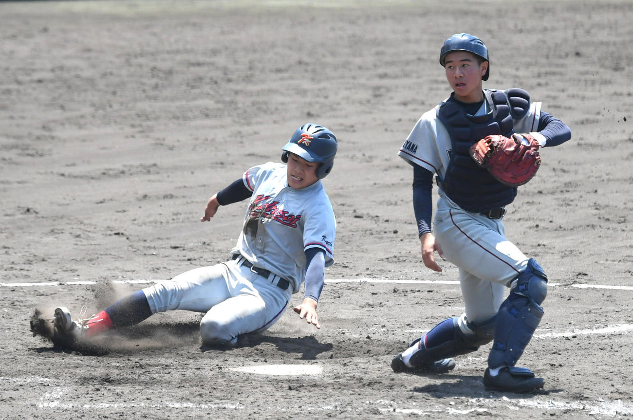 京都国際対立命館守山　5回表京都国際1死二塁、3番中川の左前適時打で二塁走者の武田が生還。捕手白樫（撮影・滝沢美穂子）