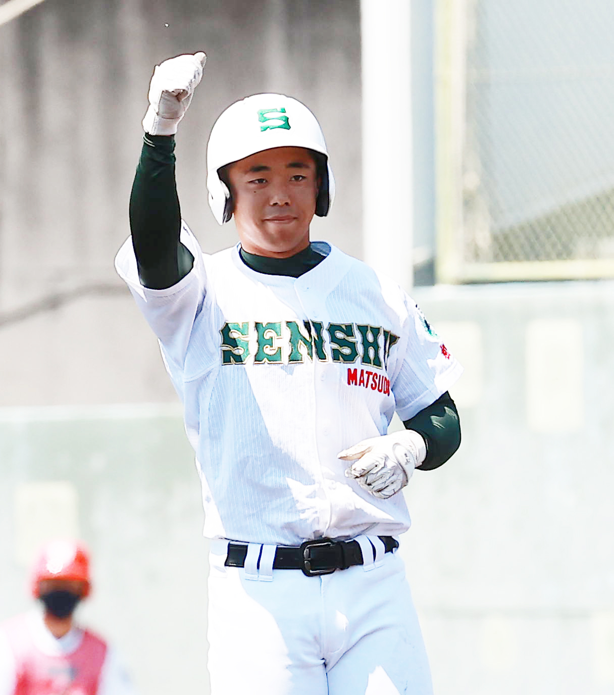 関東第一対専大松戸　1回裏専大松戸1死一、二塁、中前適時打を放ちガッツポーズの山口（撮影・野上伸悟）