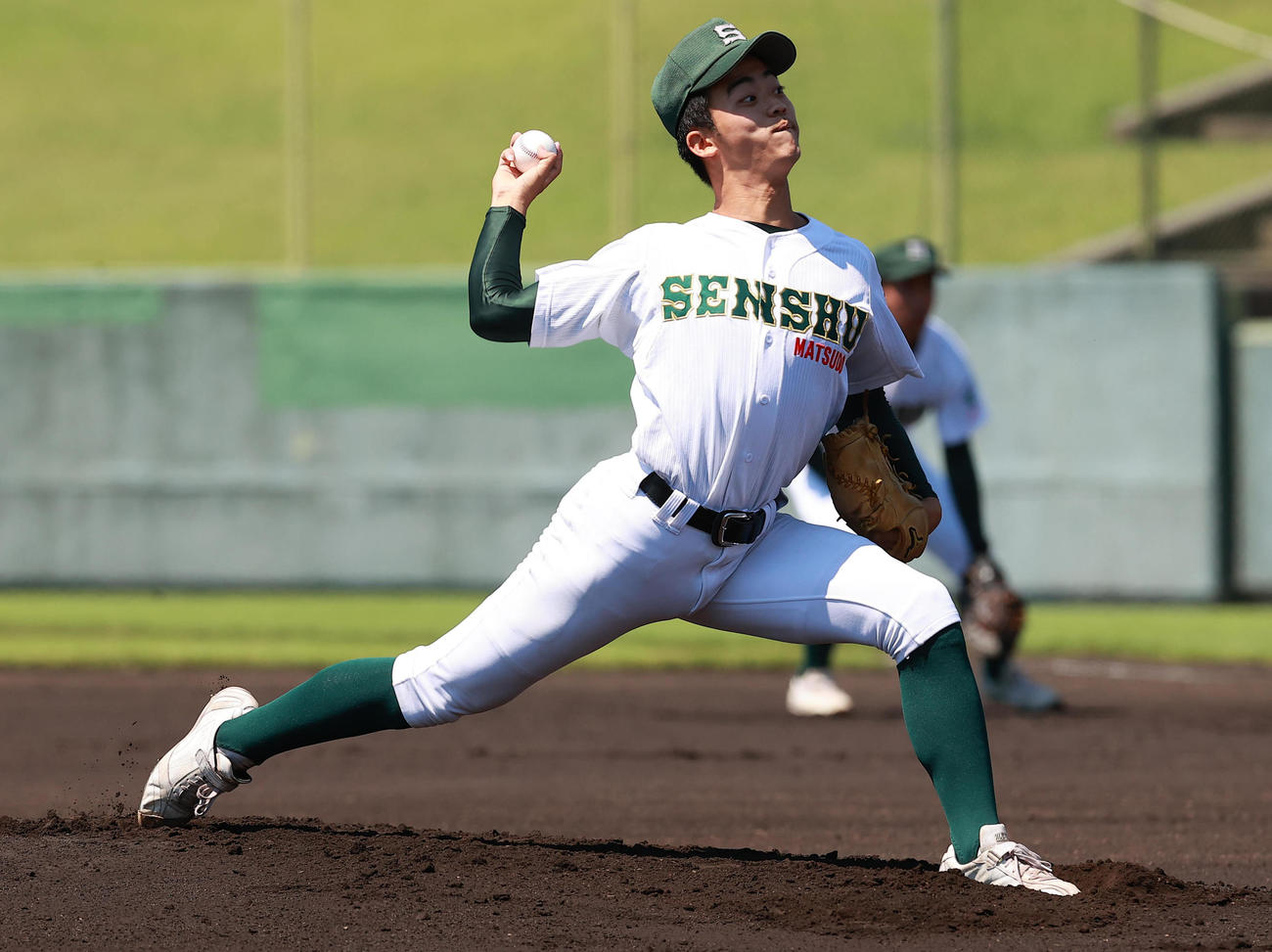 関東第一対専大松戸　力投する専大松戸先発の中舘（撮影・野上伸悟）