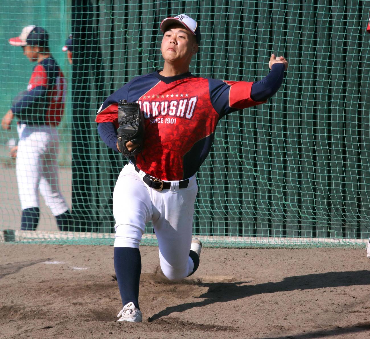 投球練習をする北照の門田（撮影・永野高輔）