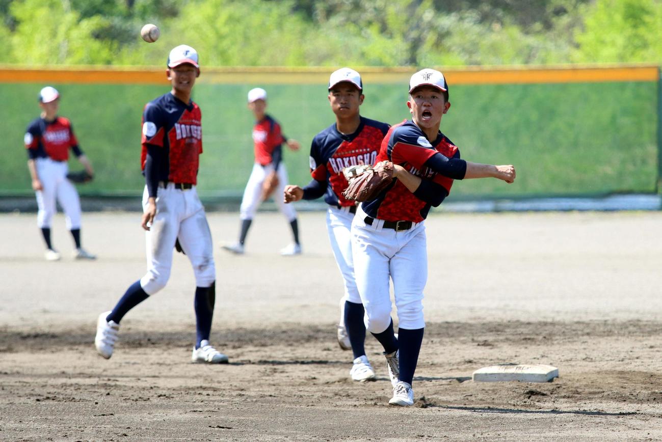気合のこもった表情で練習に励む小田切主将ら北照ナイン（撮影・永野高輔）