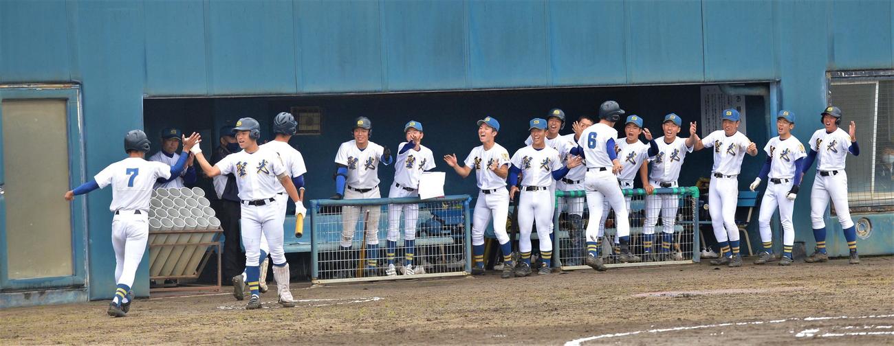 聖光学院対学法石川　1回表に先制しベンチで盛り上がる聖光学院ナイン（撮影・佐藤究）