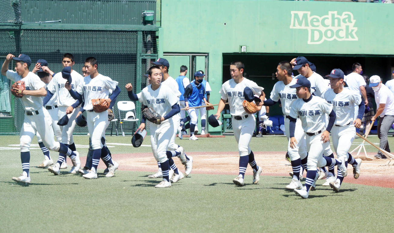 12年ぶりの決勝進出を決めた掛川西ナイン（撮影・河合萌彦）