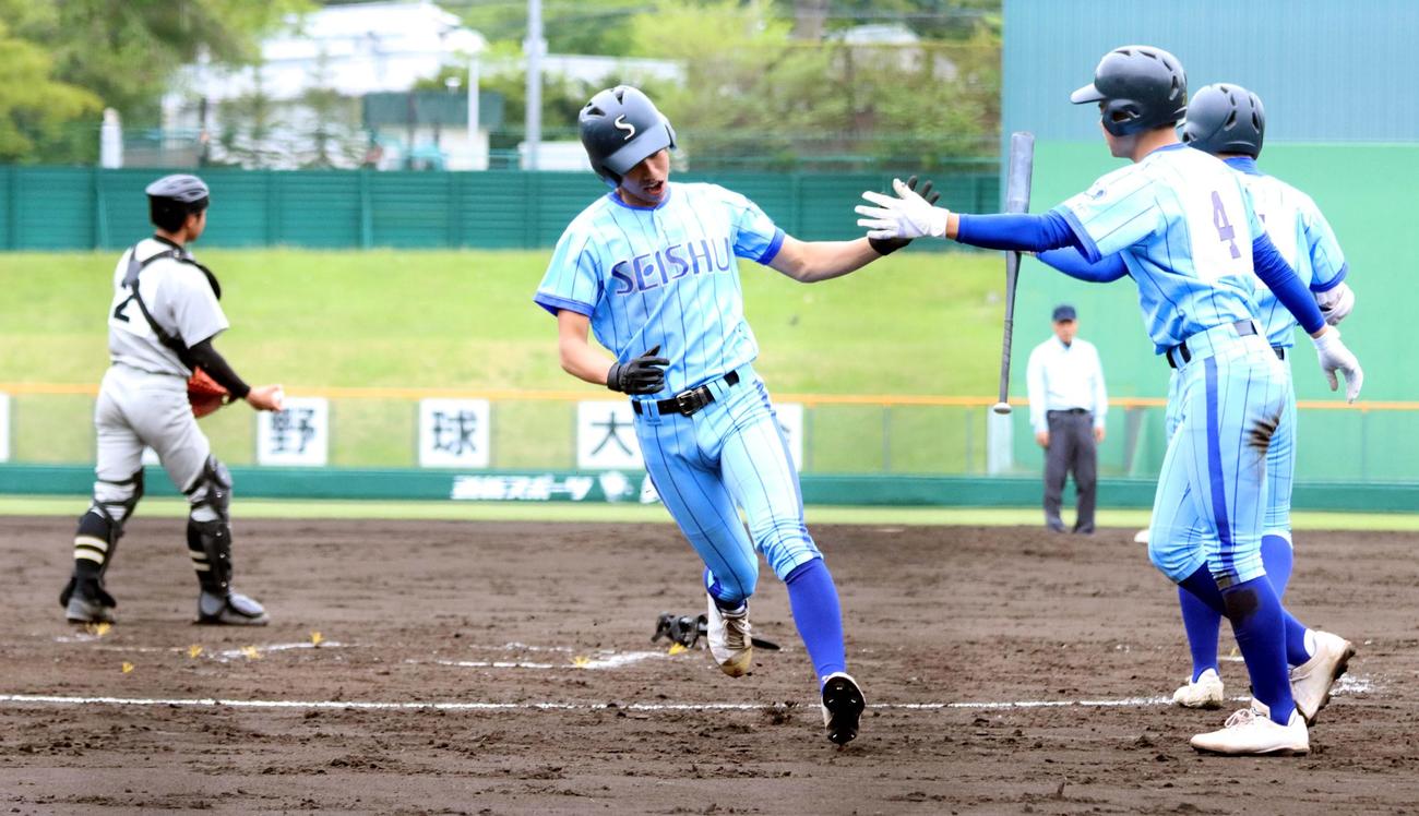 8回札幌静修無死三塁、木内（中央）が右中間にランニング本塁打を放つ（撮影・永野高輔）