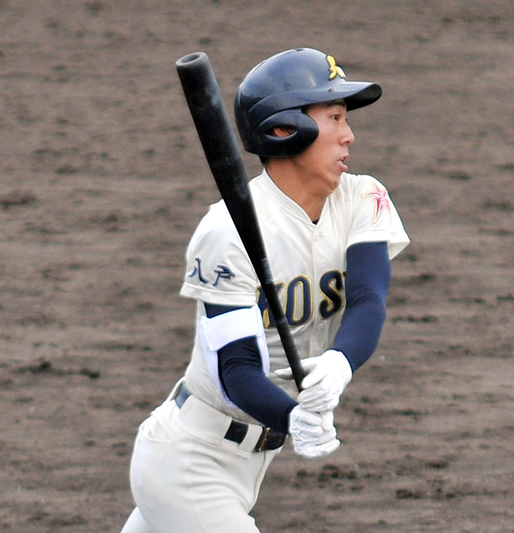 8回、八戸学院光星・横山は、右前に勝ち越し二塁打を放つ（撮影・佐々木雄高）