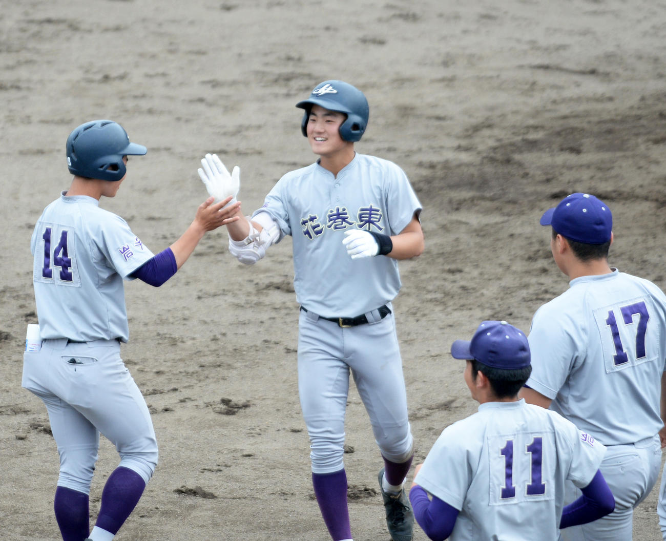 中越え決勝適時打を放ち、仲間に迎えられる花巻東・佐藤（撮影・濱本神威）