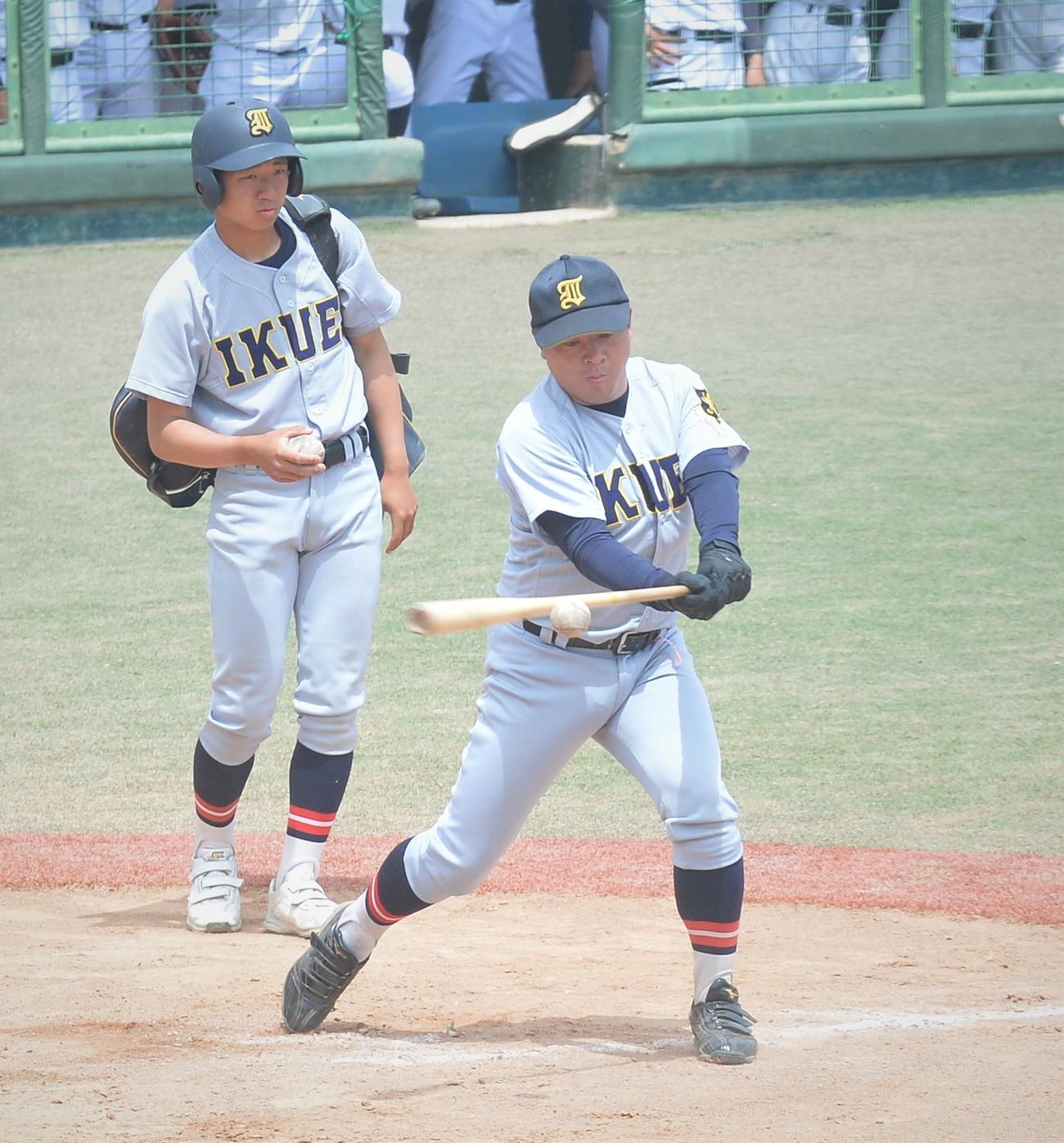 仙台育英対仙台一　試合前ノックを打つ仙台育英・須江監督（右）（撮影・佐藤究）