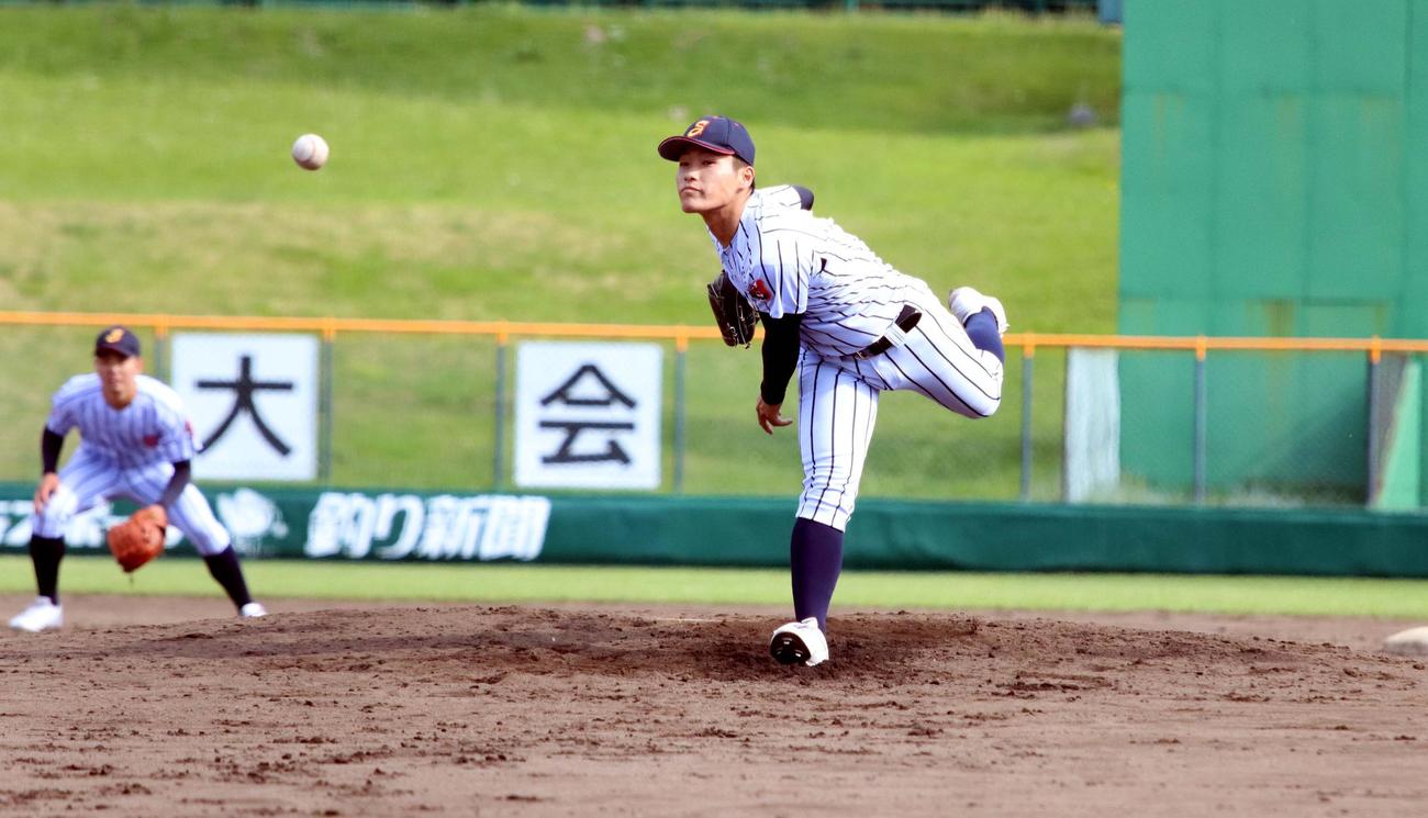 白樺学園対札幌光星　6回途中から好救援した白樺学園・原田（撮影・永野高輔）