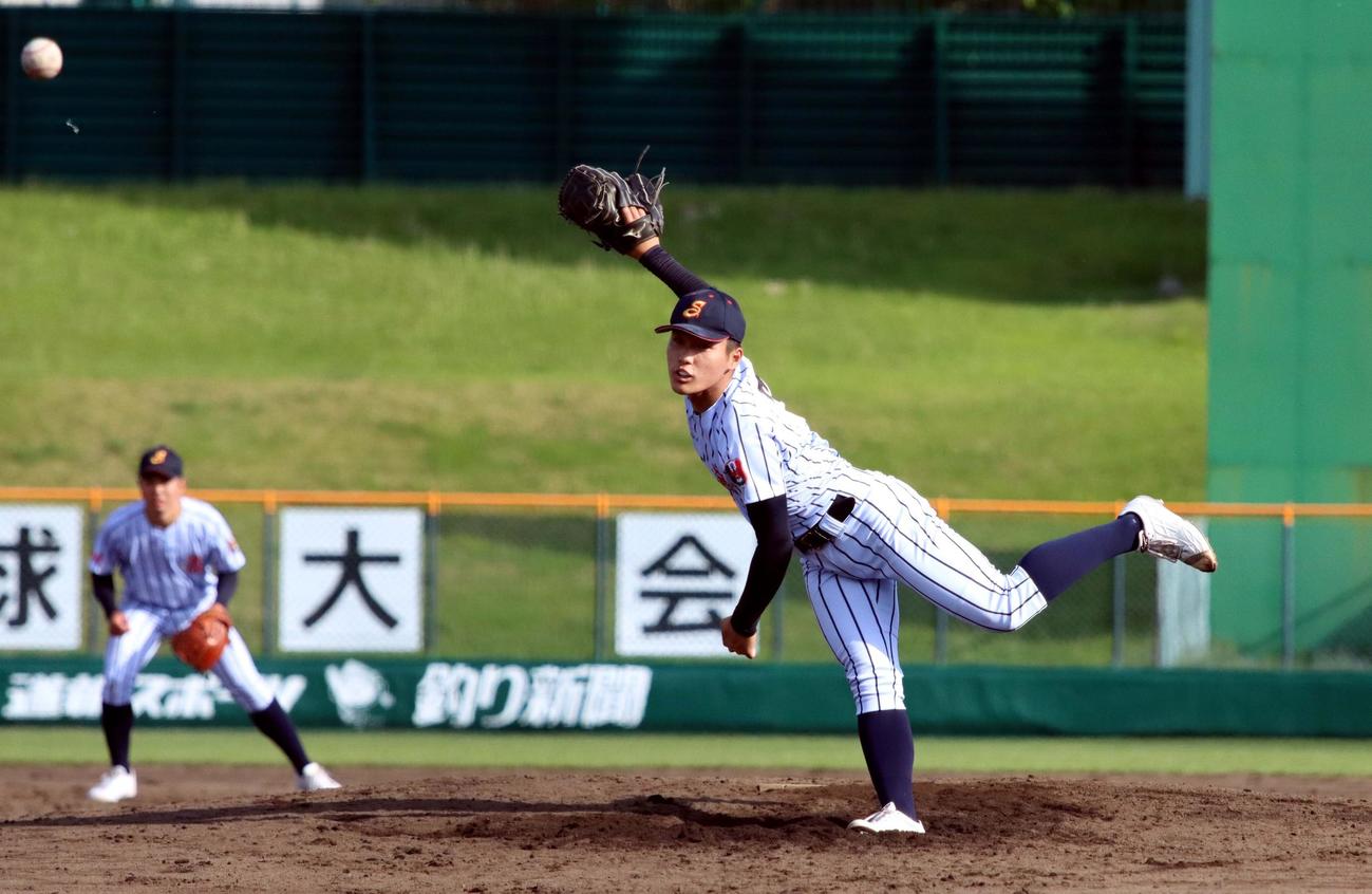 白樺学園対札幌光星　6回途中から好救援した白樺学園・原田（撮影・永野高輔）