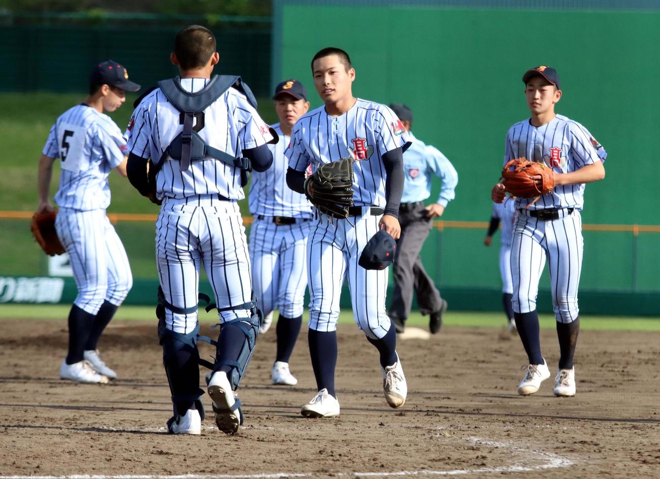 白樺学園対札幌光星　好救援の白樺学園・原田（中央）は淡々とした表情で整列に向かう（撮影・永野高輔）