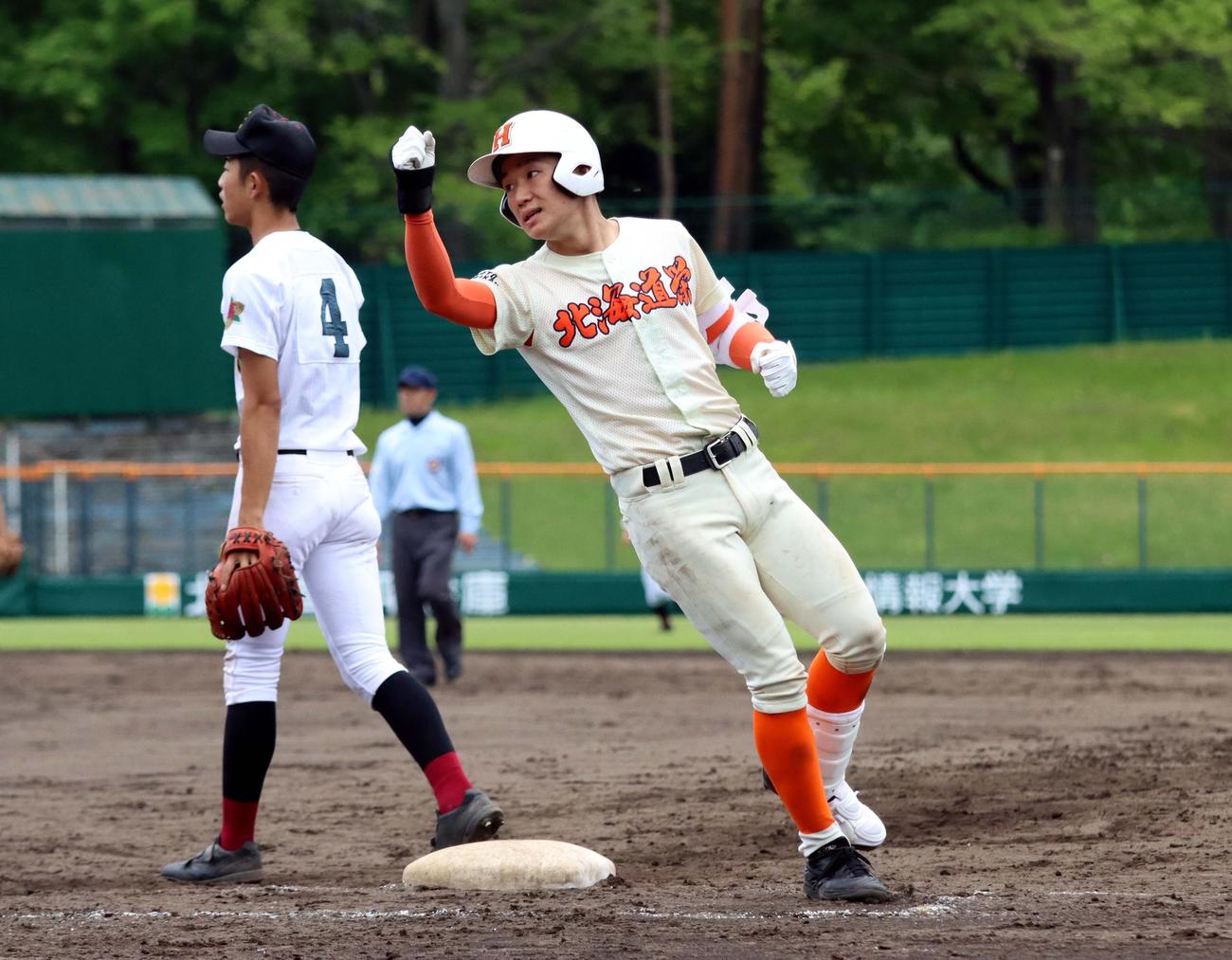 北海道栄対遠軽　延長10回裏北海道栄1死三塁、奥山がサヨナラスクイズを決め右手を挙げ喜ぶ（撮影・永野高輔）
