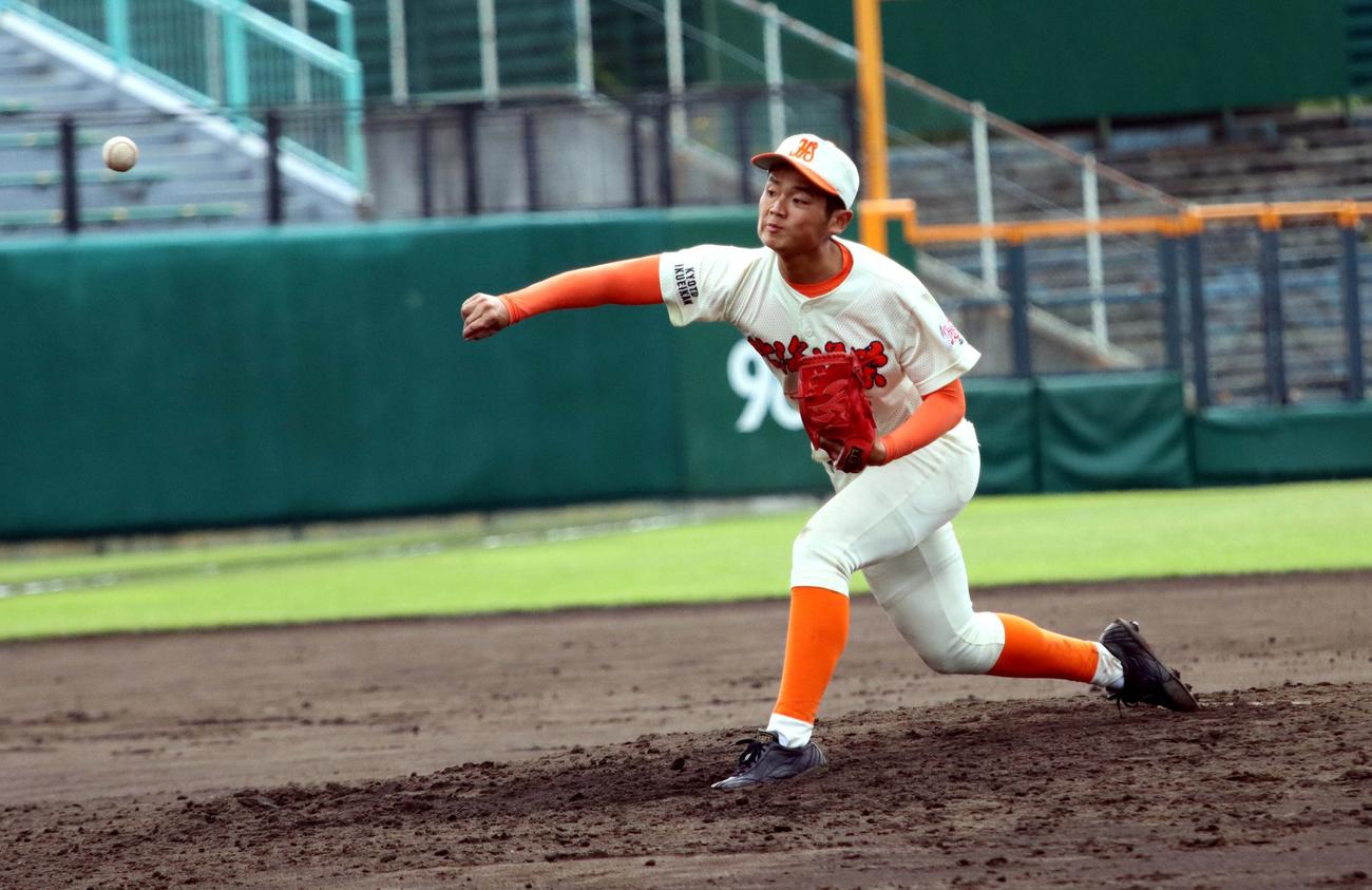 北海道栄対遠軽　5回途中から登板した北海道栄・小沼（撮影・永野高輔）