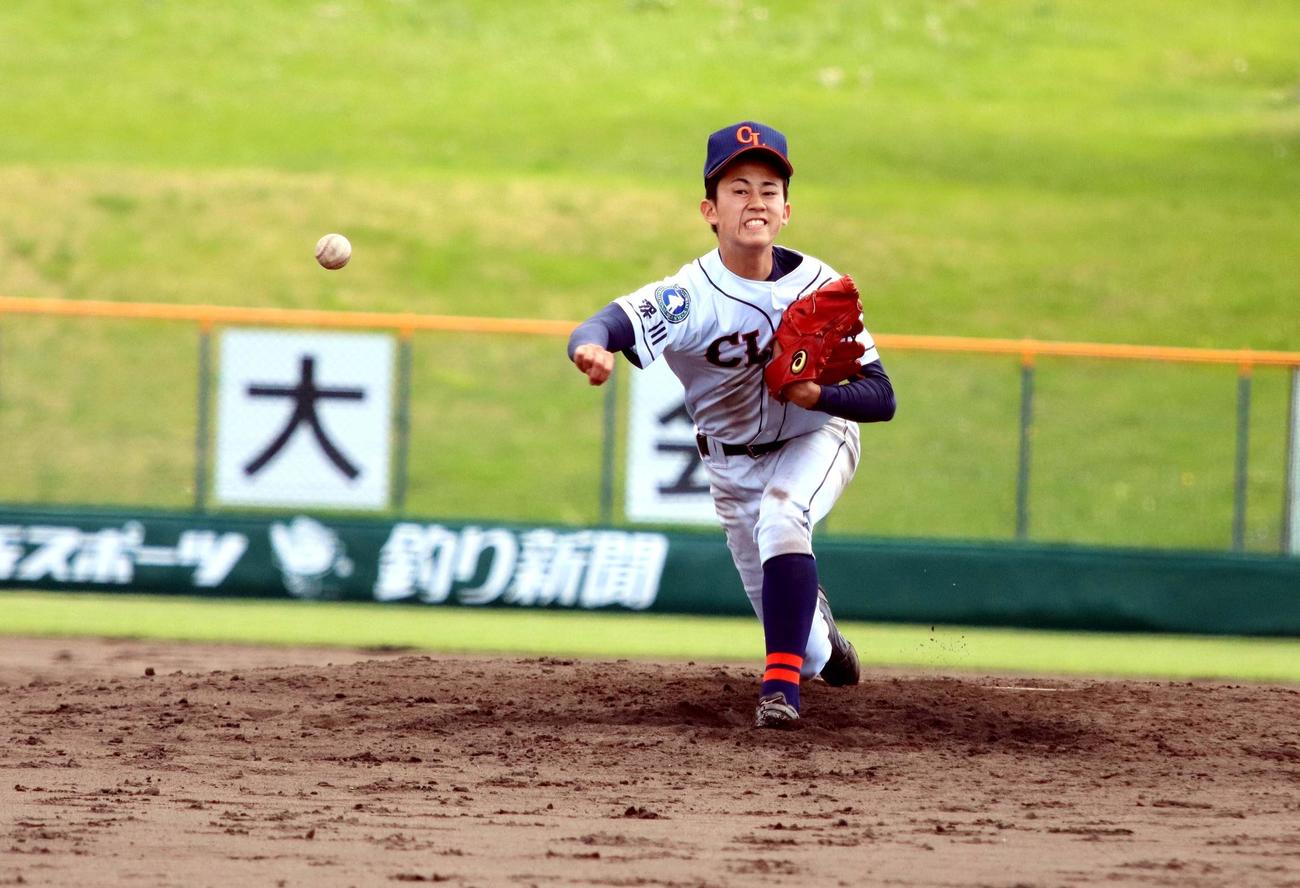 クラーク対札幌平岸　5回から公式戦初登板したクラークの新岡歩輝（撮影・永野高輔）