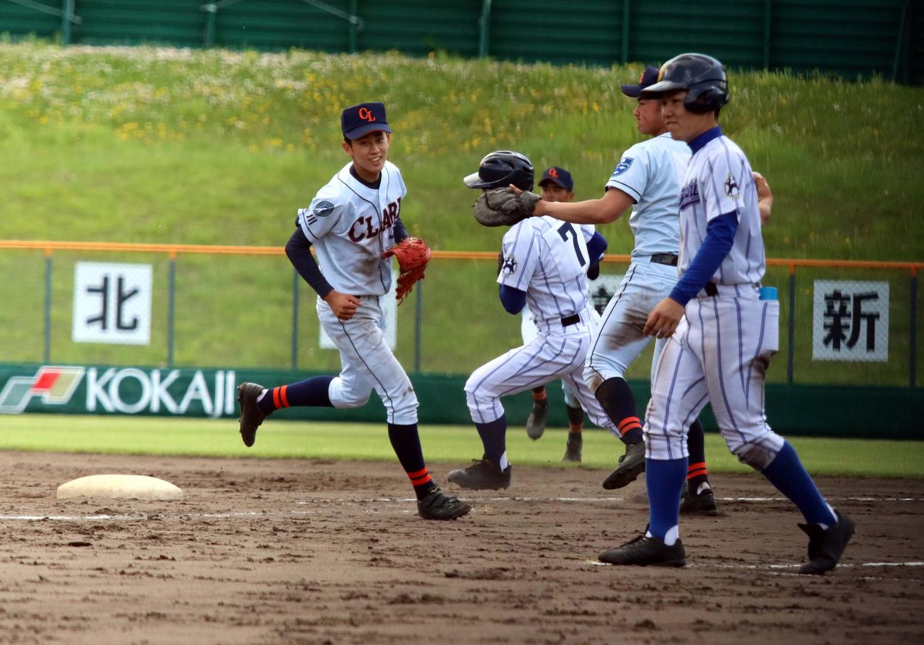 クラーク対札幌平岸　5回から公式戦初登板し無失点のクラーク・新岡歩輝（左）（撮影・永野高輔）