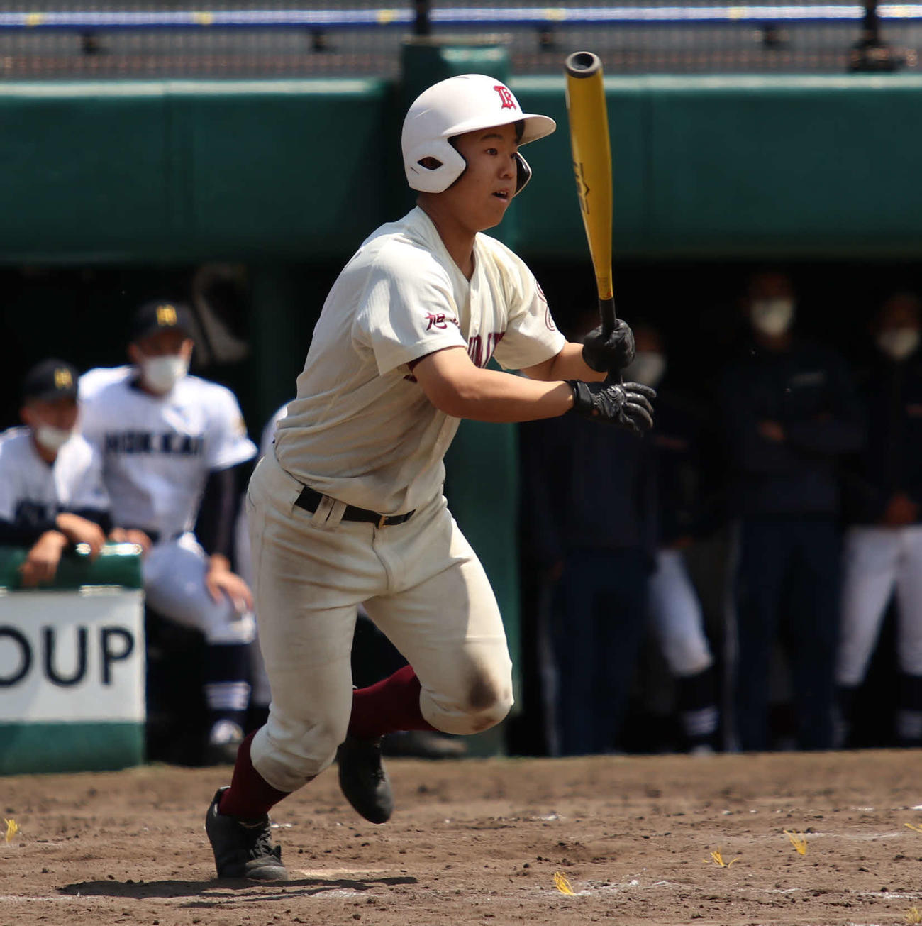 旭川大高対北海　9回裏旭川大高2死三塁、右前にサヨナラ適時打を放つ旭川大高の藤田（撮影・山崎純一）