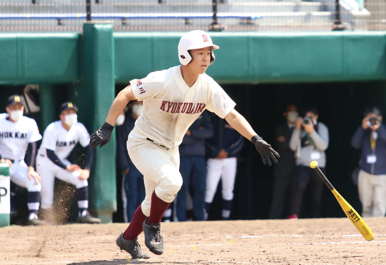 旭川大高対北海　9回裏旭川大高2死三塁、右前にサヨナラ適時打を放つ旭川大高の藤田（撮影・山崎純一）