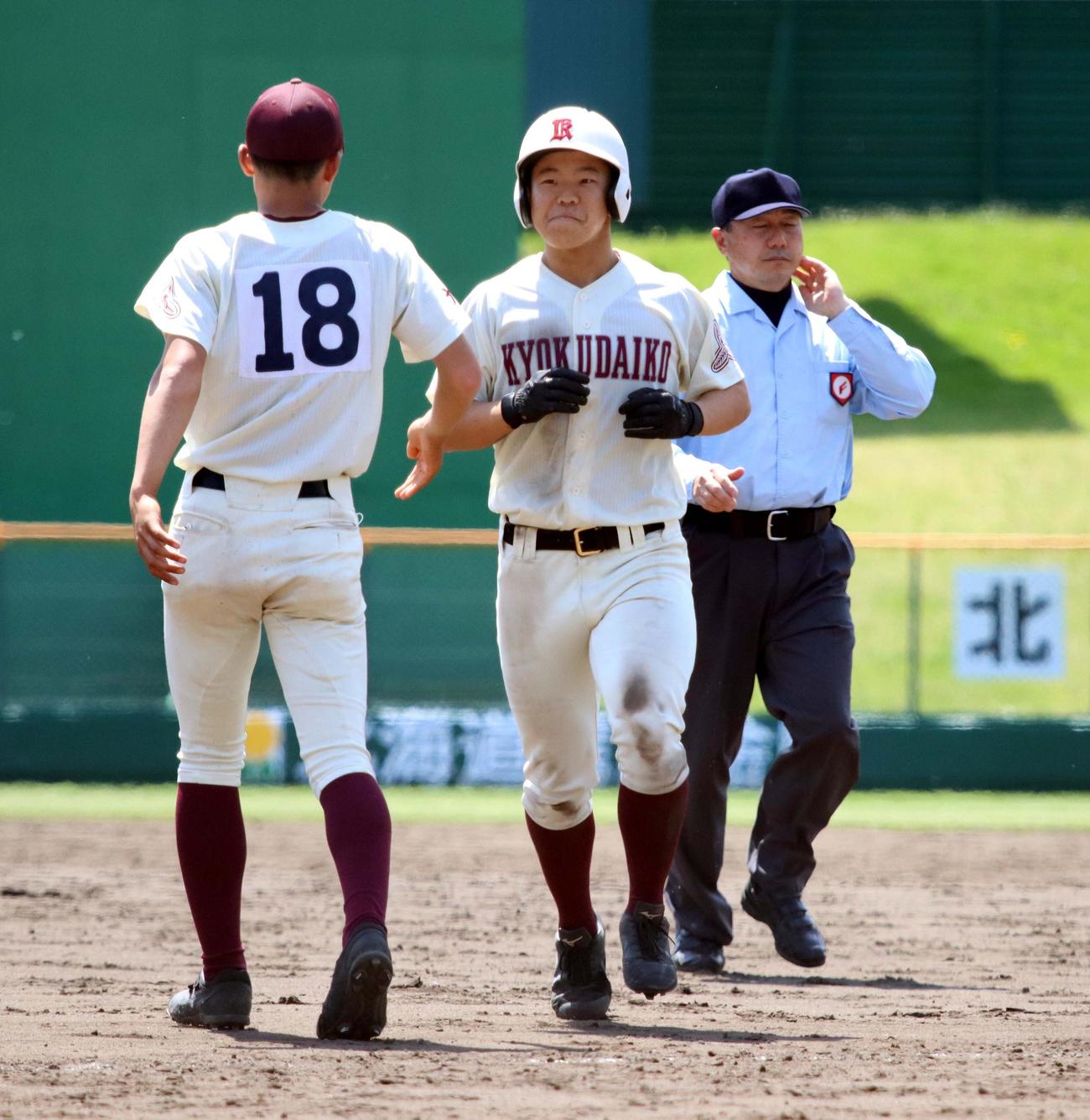 旭川大高対北海　9回裏旭川大高2死三塁、サヨナラの右前適時打を放ち笑顔の藤田（右）（撮影・永野高輔）