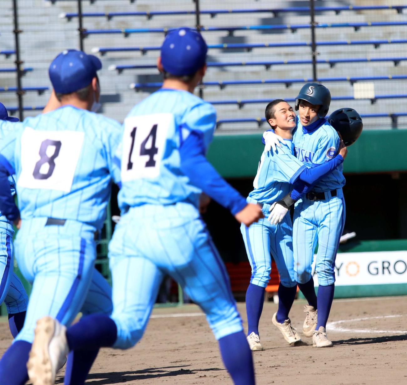 札幌静修対東海大札幌　9回裏札幌静修2死一塁、古石（右）が逆転サヨナラ2ランを放ちチームメートに出迎えられる（撮影・永野高輔）