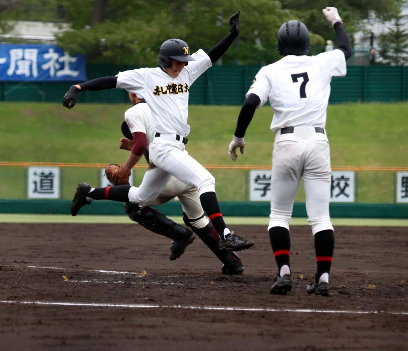 旭川大高対札幌日大　9回裏札幌日大1死二塁、本多の左前適時打で二塁走者の前川佳（左）がサヨナラの生還を果たす（撮影・永野高輔）