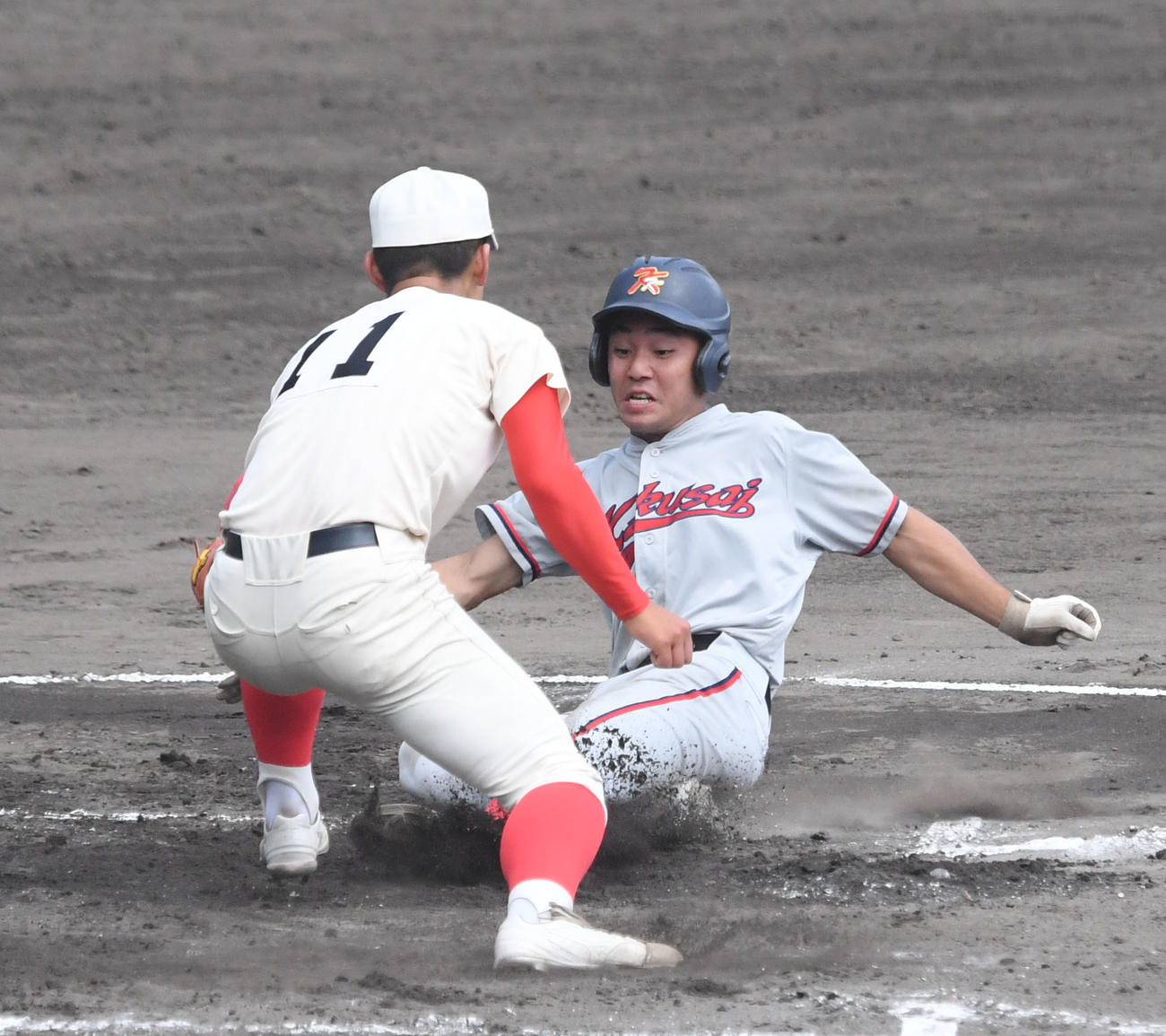 京都国際対智弁学園　京都国際7回表2死二塁、暴投で二塁走者松下は一気にホームを狙うもタッチアウト（撮影・滝沢美穂子）