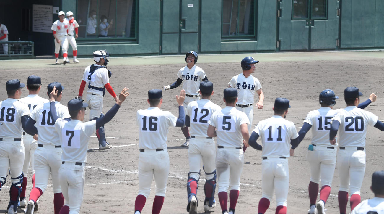 智弁和歌山対大阪桐蔭　サヨナラ勝ちで喜ぶ大阪桐蔭の選手（撮影・滝沢美穂子）