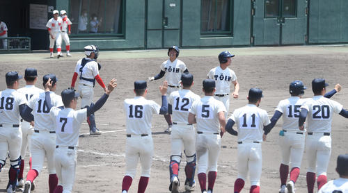 智弁和歌山対大阪桐蔭 サヨナラ勝ちで喜ぶ大阪桐蔭の選手(撮影・滝沢美穂子)