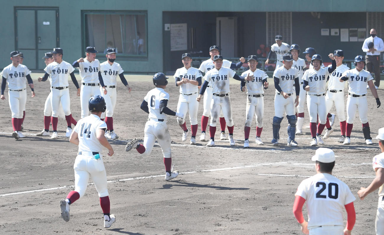 智弁学園対大阪桐蔭　サヨナラ本塁打を放った藤原を笑顔で迎える大阪桐蔭の選手（撮影・滝沢美穂子）