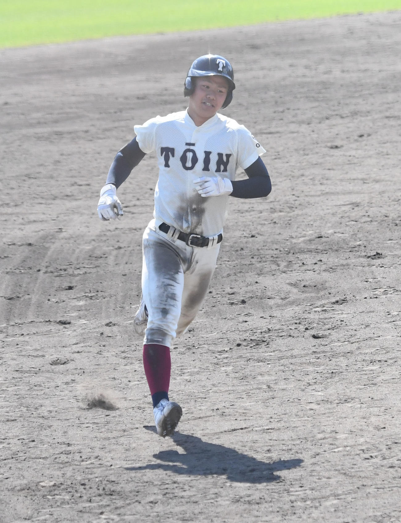 智弁学園対大阪桐蔭　大阪桐蔭10回裏一死一塁、右中間へサヨナラ本塁打を放つ藤原（撮影・滝沢美穂子）