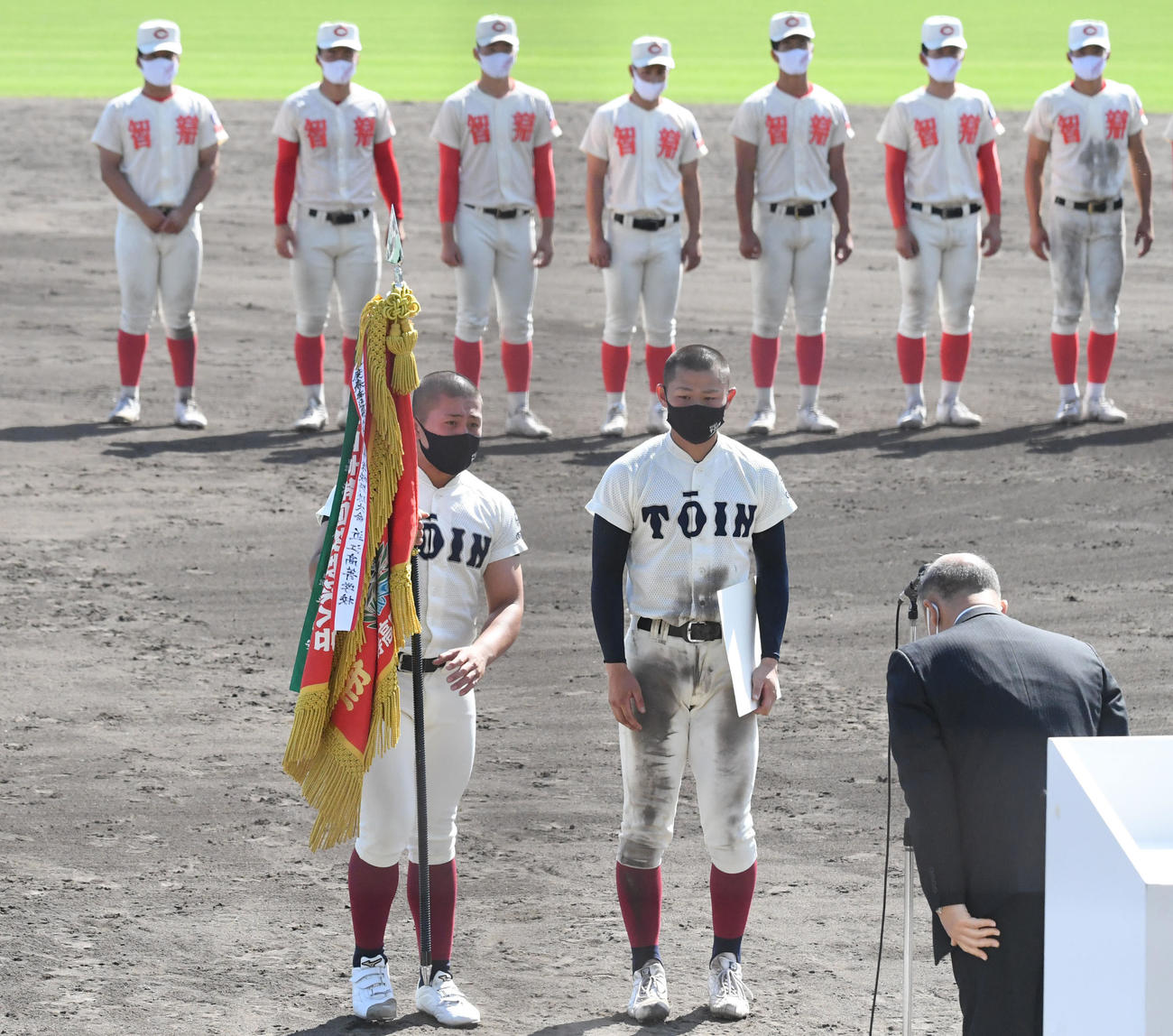智弁学園対大阪桐蔭　閉会式で優勝旗を受け取る大阪桐蔭の池田主将（撮影・滝沢美穂子）
