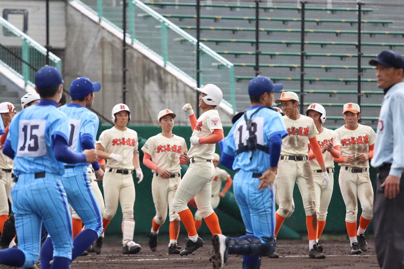 札幌静修対北海道栄　北海道栄にコールド負けを喫した札幌静修ナイン（手前）