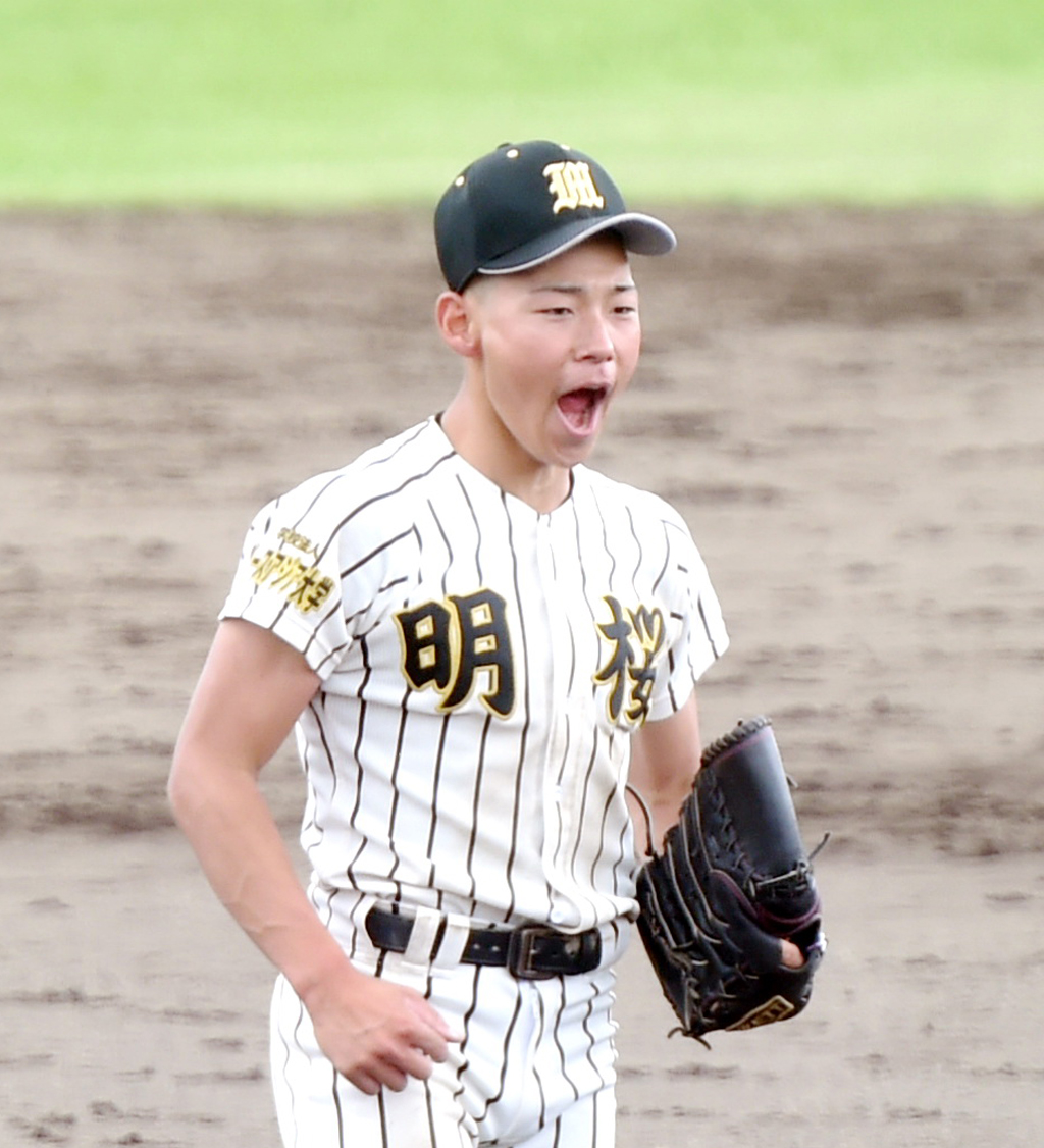 最後の打者を打ち取り、雄たけびを上げる明桜・石田一（撮影・山田愛斗）
