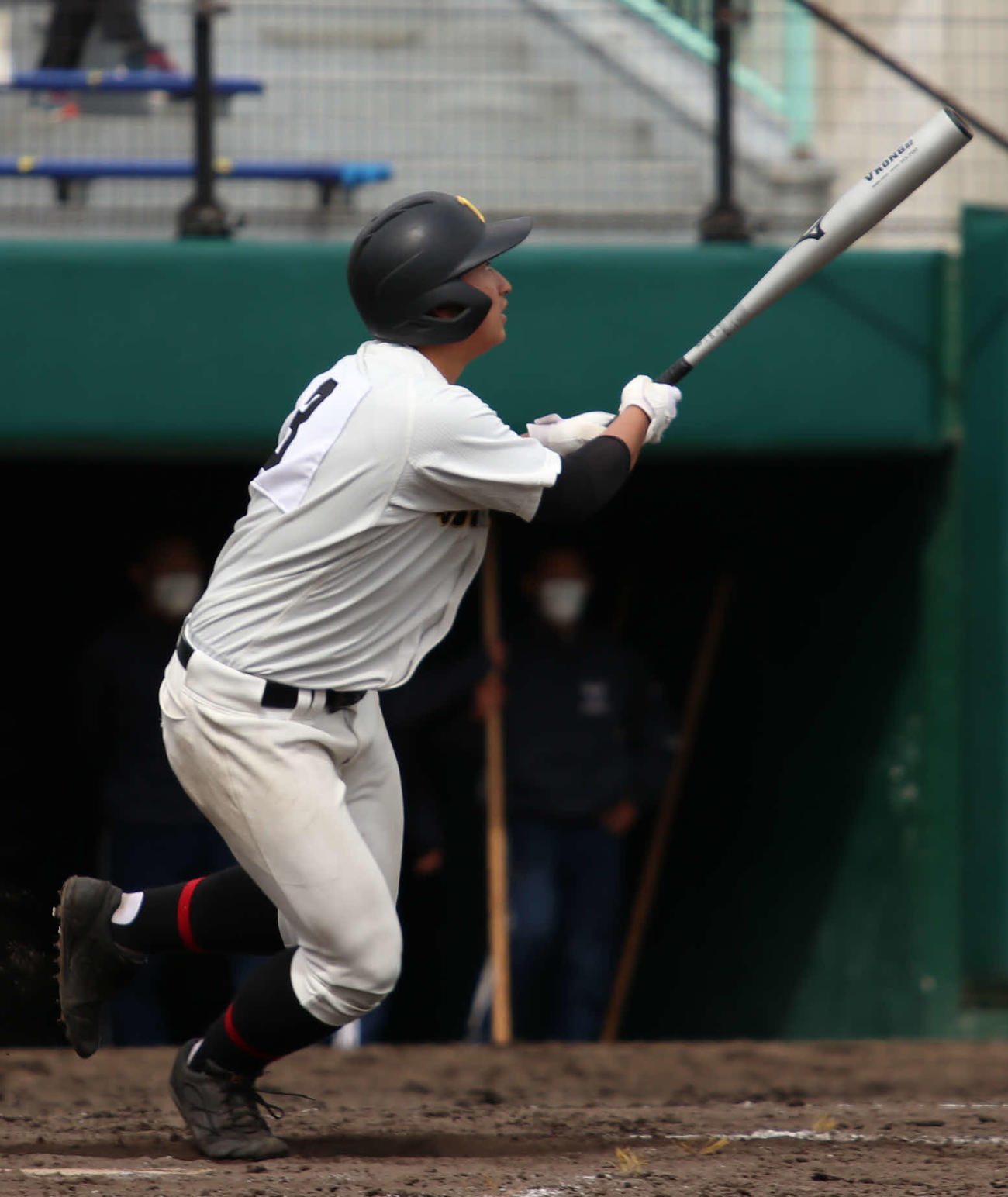 クラーク対札幌日大　10回表札幌日大1死、山村は左越え本塁打を放つ（撮影・山崎純一）