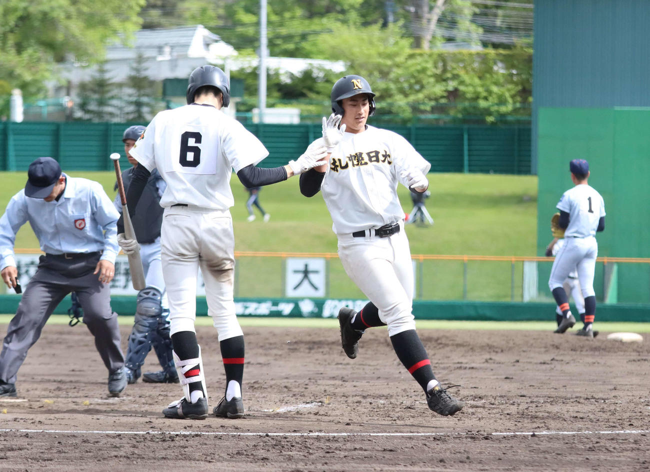 クラーク対札幌日大　延長10回表札幌日大1死、山村が勝ち越しの左越え本塁打を放ち生還する（撮影・永野高輔）