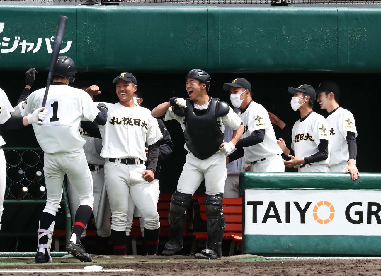 札幌日大対北海道栄　5回表札幌日大無死、左中間に本塁打を放った前川佳を出迎えるナイン（撮影・黒川智章）