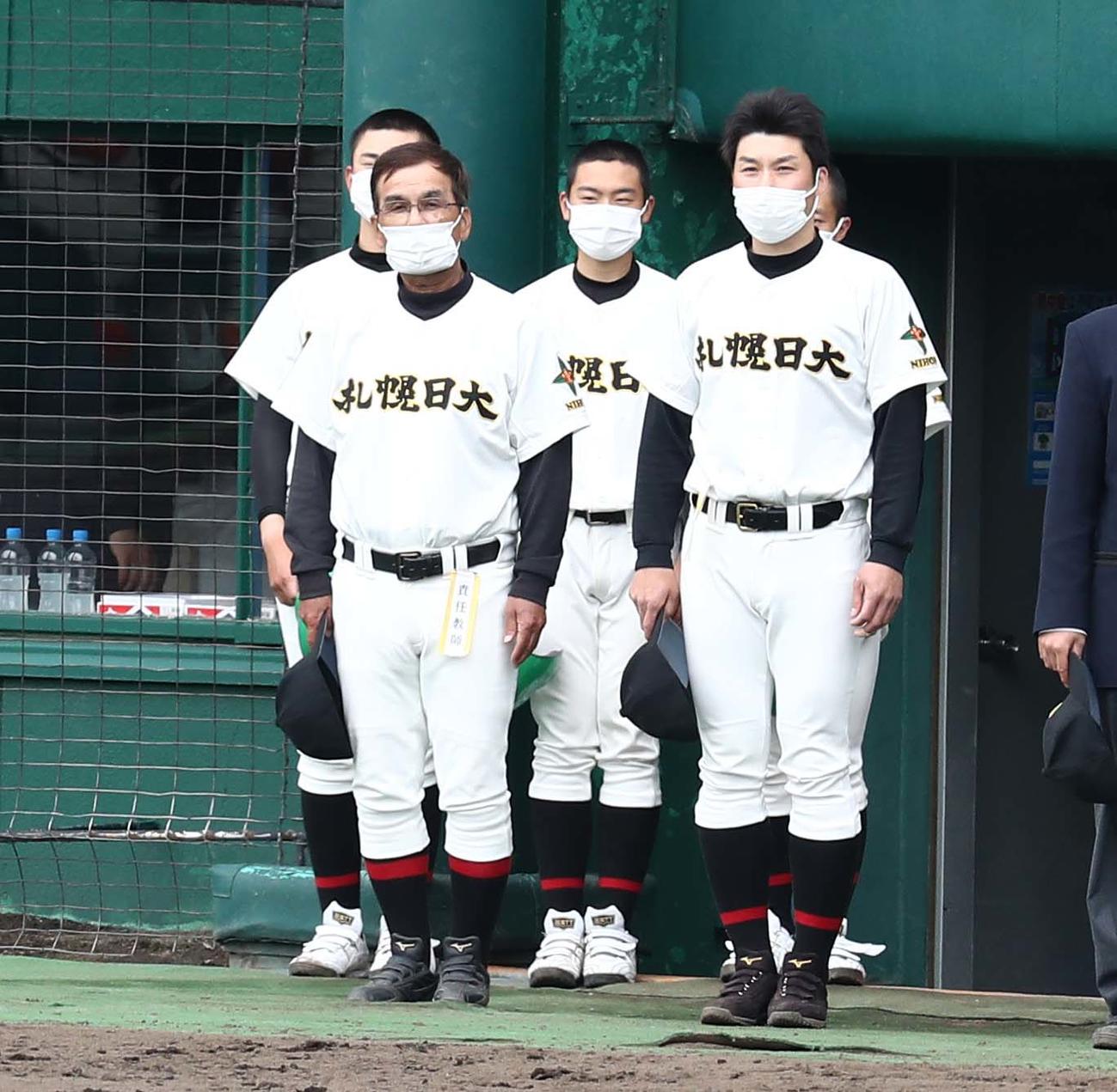 札幌日大対北海道栄　試合前、整列する札幌日大の折霜部長（前列左）と森本監督（前列右）（撮影・黒川智章）